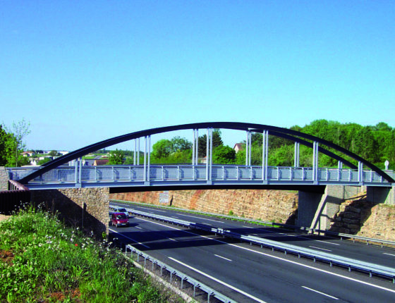 Longueur 36m travure 36m largeur 2.5m Passerelle de type bow-string a Vivonne en 2004