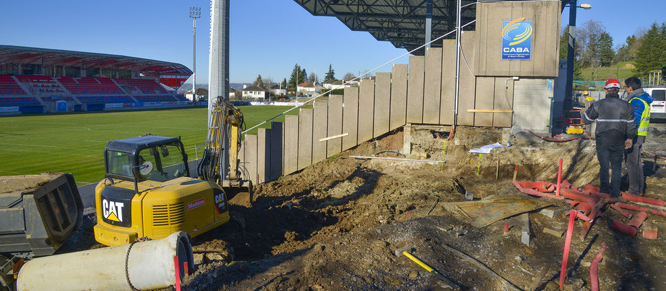 Pose de 75 ml de canalisation PEHD et participation a la renovation de la tribune Marathon. Terrassement au fond du stade Jean-Alric a Aurillac