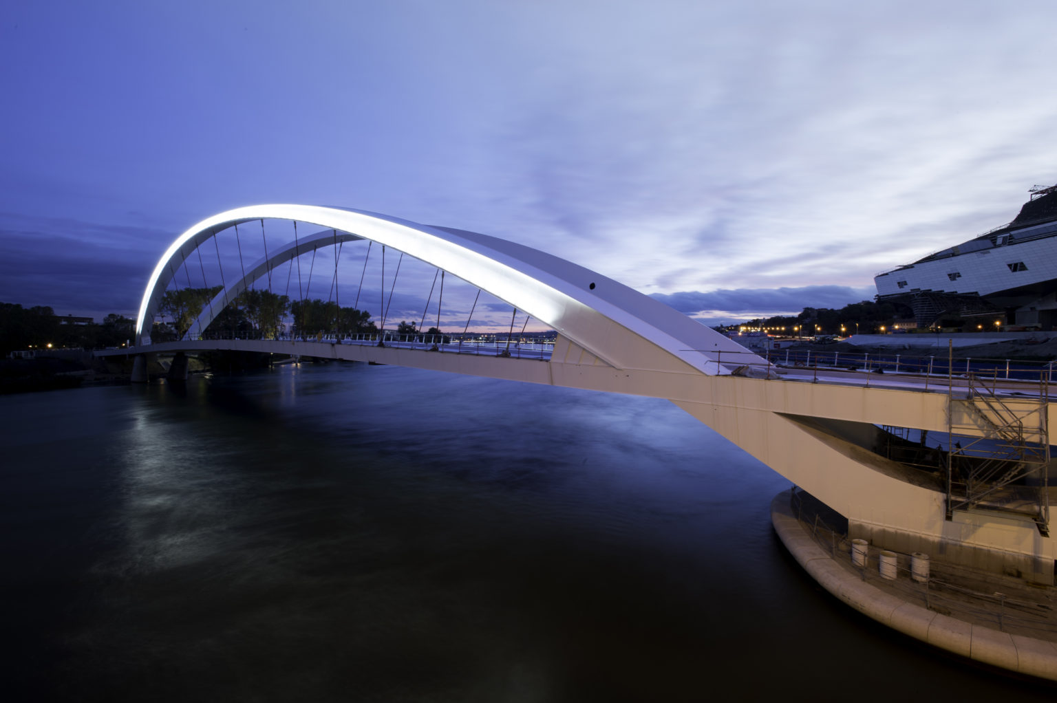 Le pont Raymond Barre à Lyon un pont bowstring sur le Rhône Le pont Raymond Barre à Lyon un pont bowstring sur le Rhône