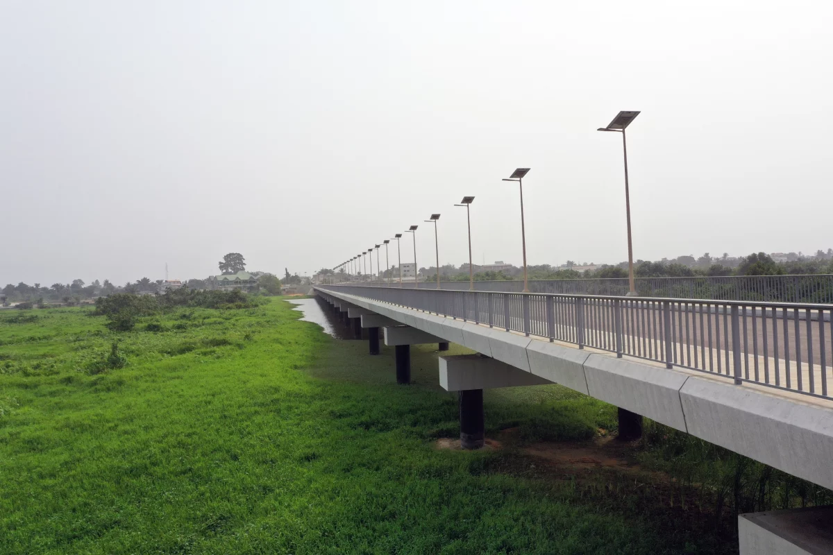 Ponts à poutres en métal à Abomey-Calavi au Bénin